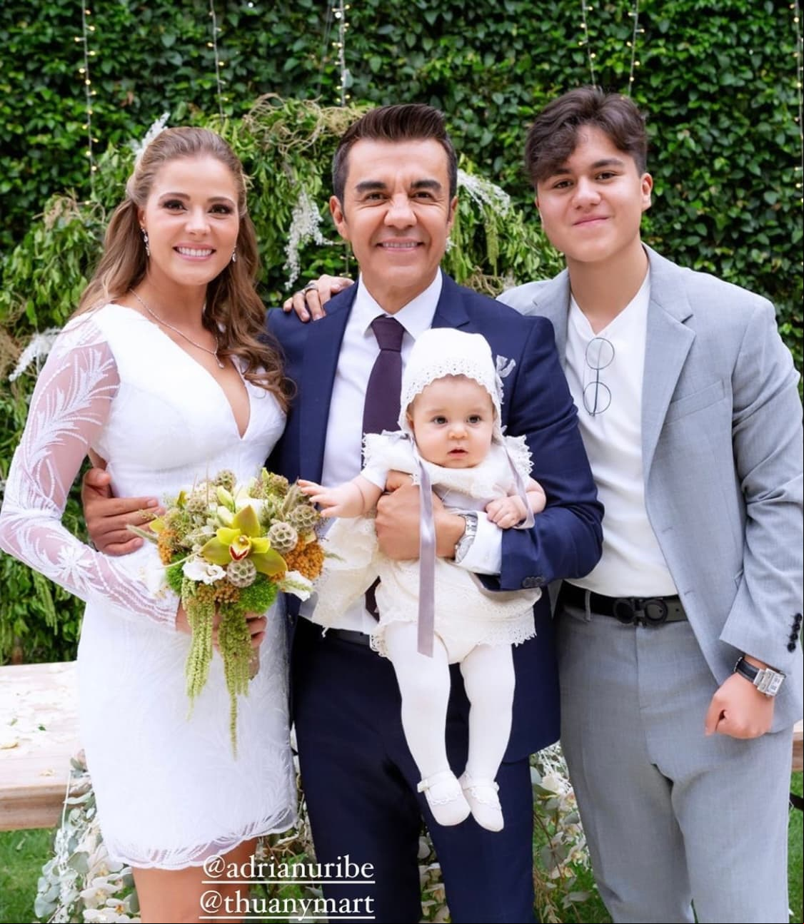 Además, lució su cabello semi recogido y un maquillaje muy natural que le hizo resaltar sus facciones.