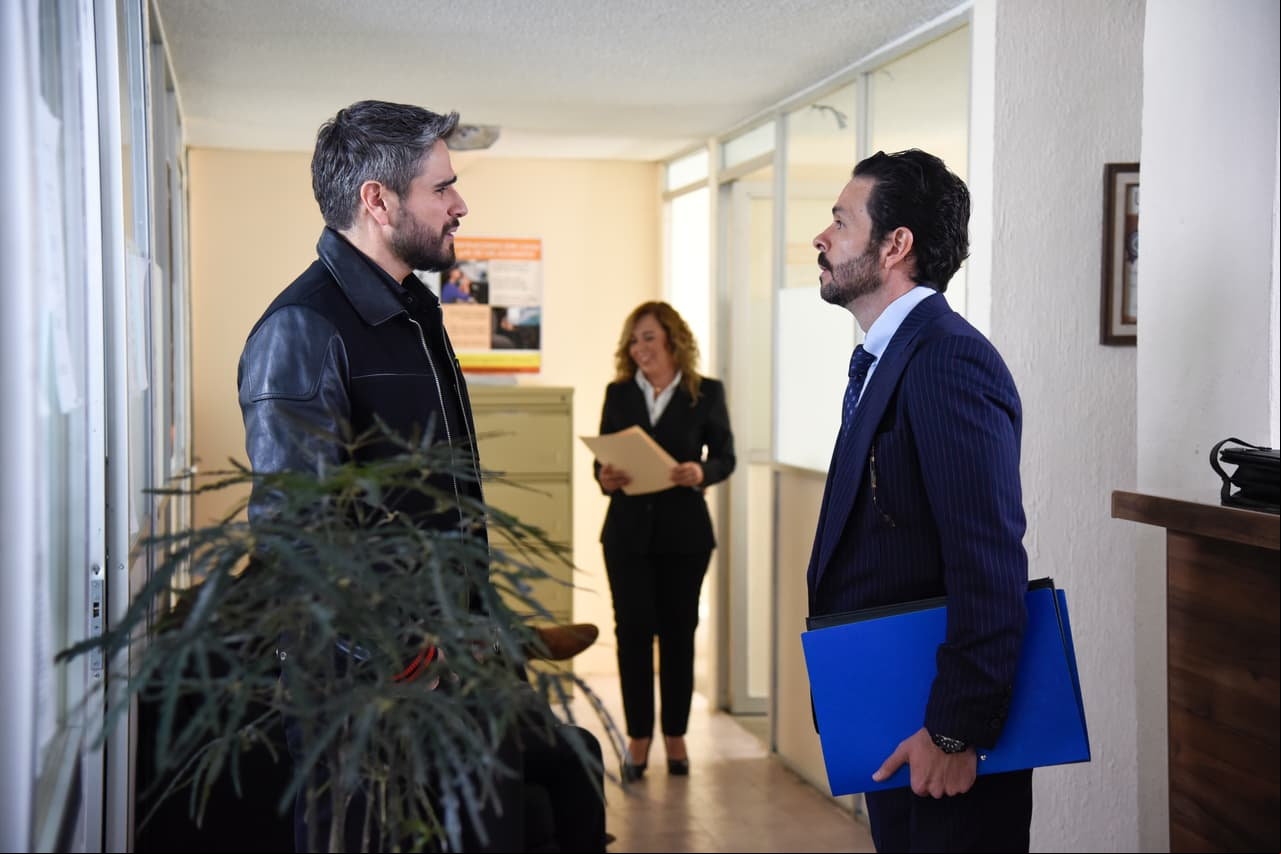 'David' y 'Roberto' llegan al Ministerio Público para enfrentar a 'Sergio', quien denunció al doctor de golpes y violencia en su contra. 'David' llega molesto, pero el abogado trata de controlarlo para ganar el caso.