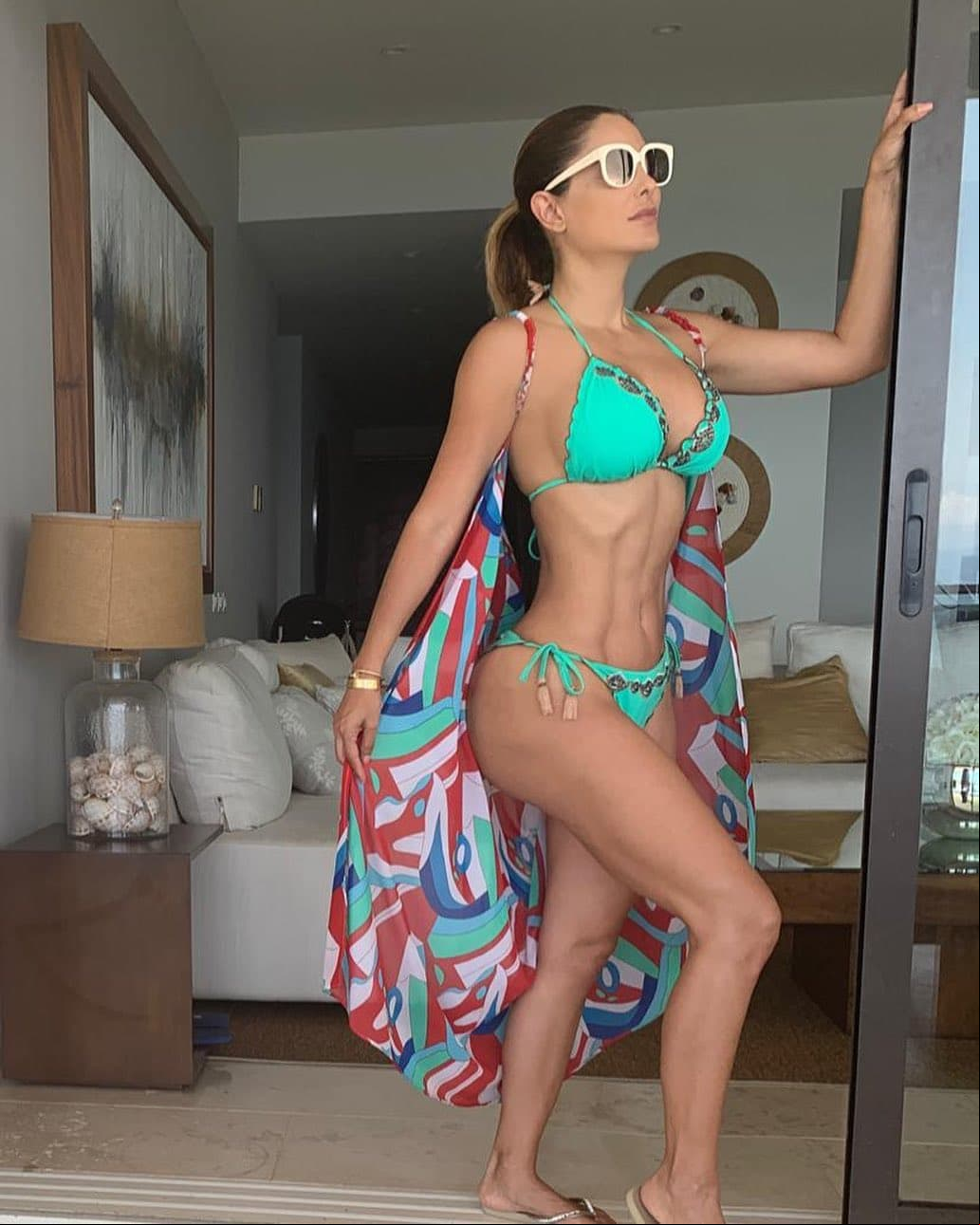Ninel Conde es fotografiada en bikini por su hijo de 4 años