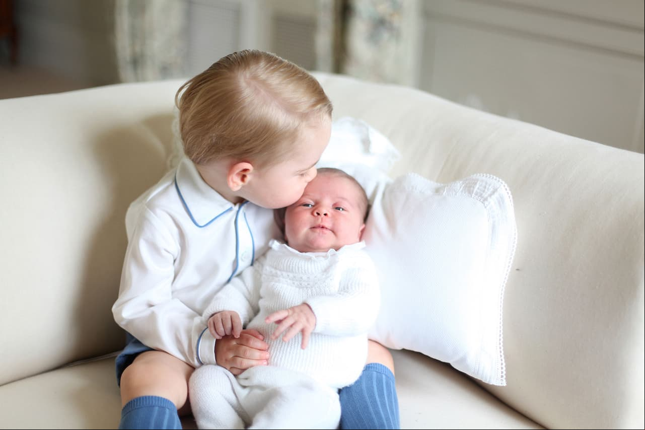 Louis es el quinto en el orden de sucesión al trono británico, luego de su abuelo Carlos, su padre Guillermo y sus 2 hermanos mayores.
