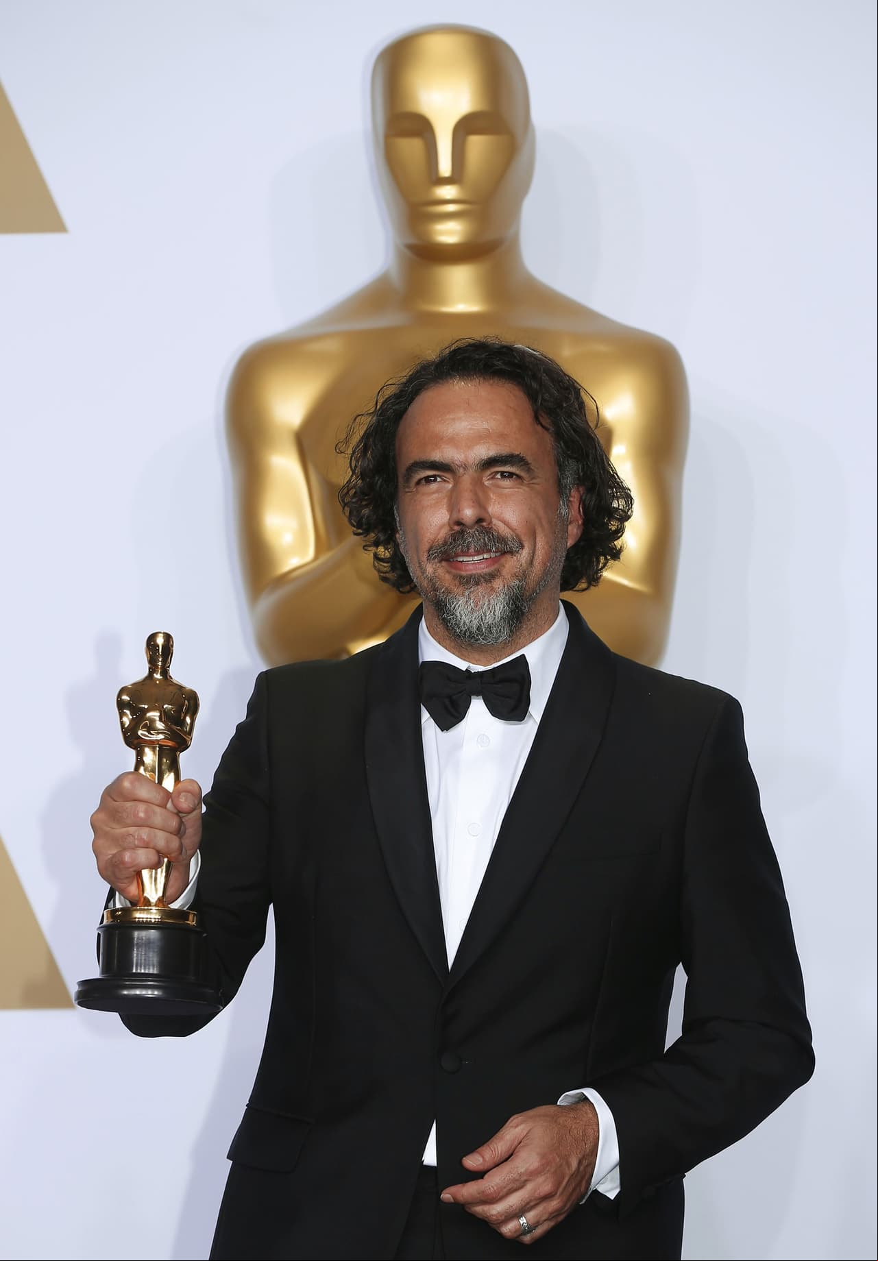 Alejandro González Iñárritu es el primer mexicano y latinoamericano en ganar el Oscar como ‘Mejor Director’ por dos años consecutivos por las películas ‘Birdman’ y ‘El Renacido’, además de que en 2007 fue nominado en esa misma categoría por su trabajo en ‘Babel’.
