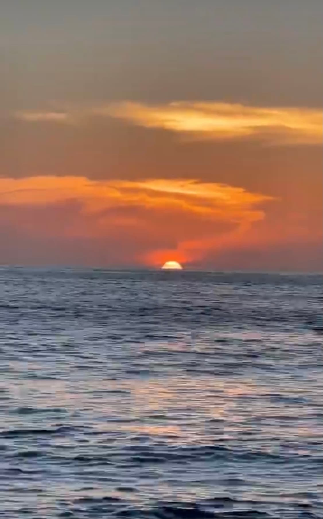 La última publicación que la intérprete hizo sobre su viaje, fue esta imagen de un inspirador atardecer en sus historias de Instagram.