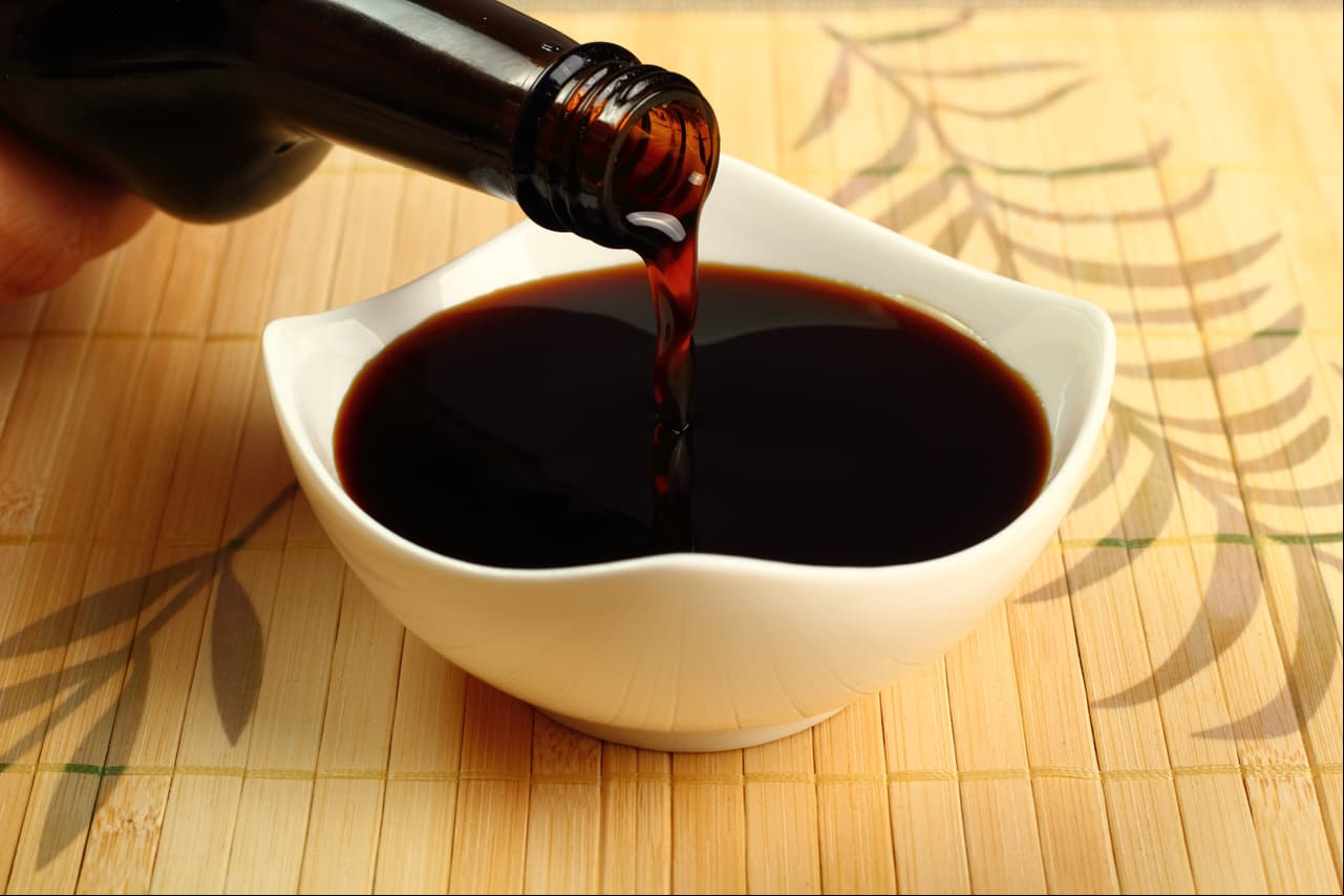 Salsa de soya. Al ser uno de los alimentos con más sodio, provoca deshidratación en el cuerpo y retención de líquidos.