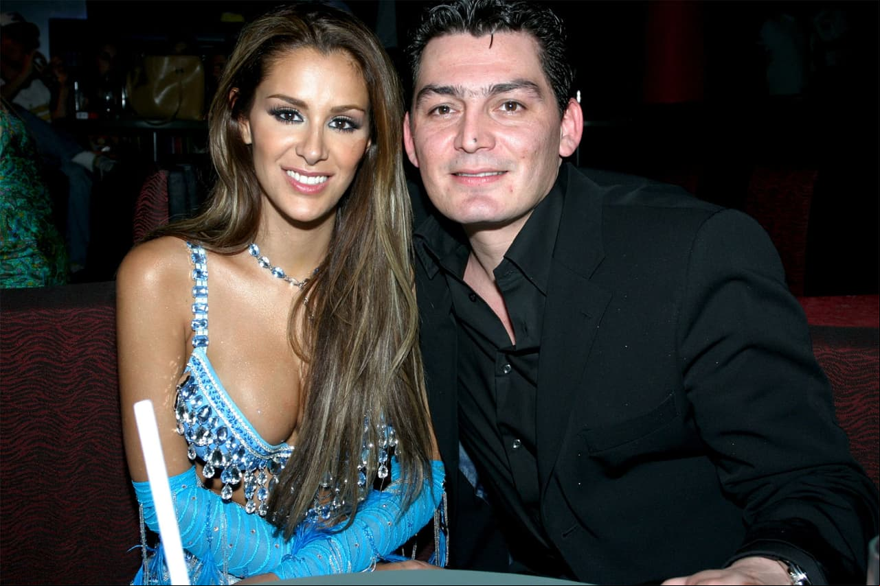 NINEL CONDE Y JOSÉ MANUEL FIGUEROA: Después de un matrimonio fallido con Ari Telch, Ninel se dio la oportunidad de iniciar un noviazgo con el cantante en 2003 tras grabar una canción. Luego de tres años de peleas, truenes y reconciliaciones, la pareja decidió poner fin a su relación en medio de insultos. Sin embargo, en 2016 fueron captados juntos nuevamente y aunque se rumoró que habían retomado su relación, ésta solo fue una reconciliación de amigos, por el cariño que ambos se guardan desde entonces.