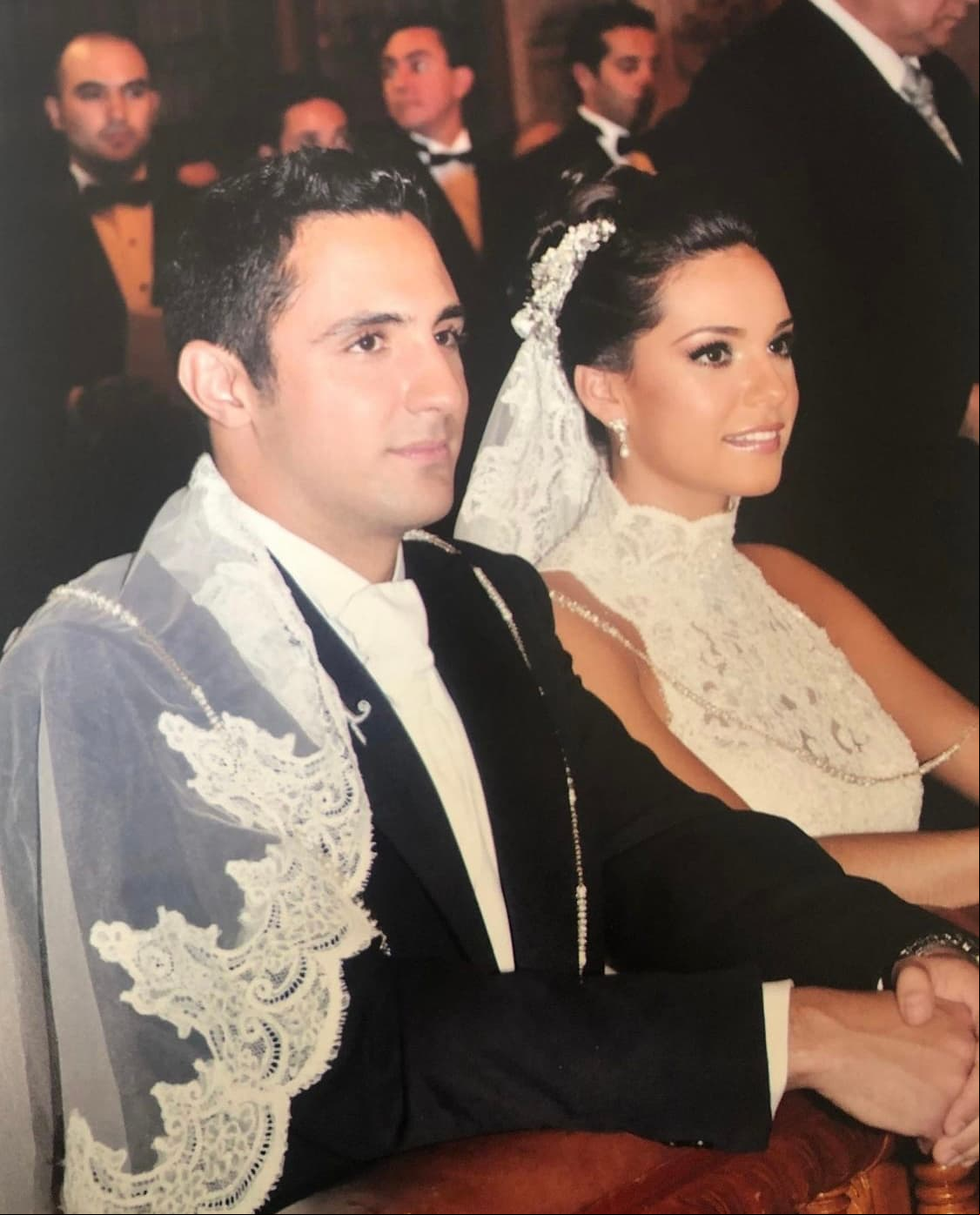 En esta imagen también se pueden apreciar los detalles de la parte frontal del vestido, como el encaje bordado en el pecho y el cuello.