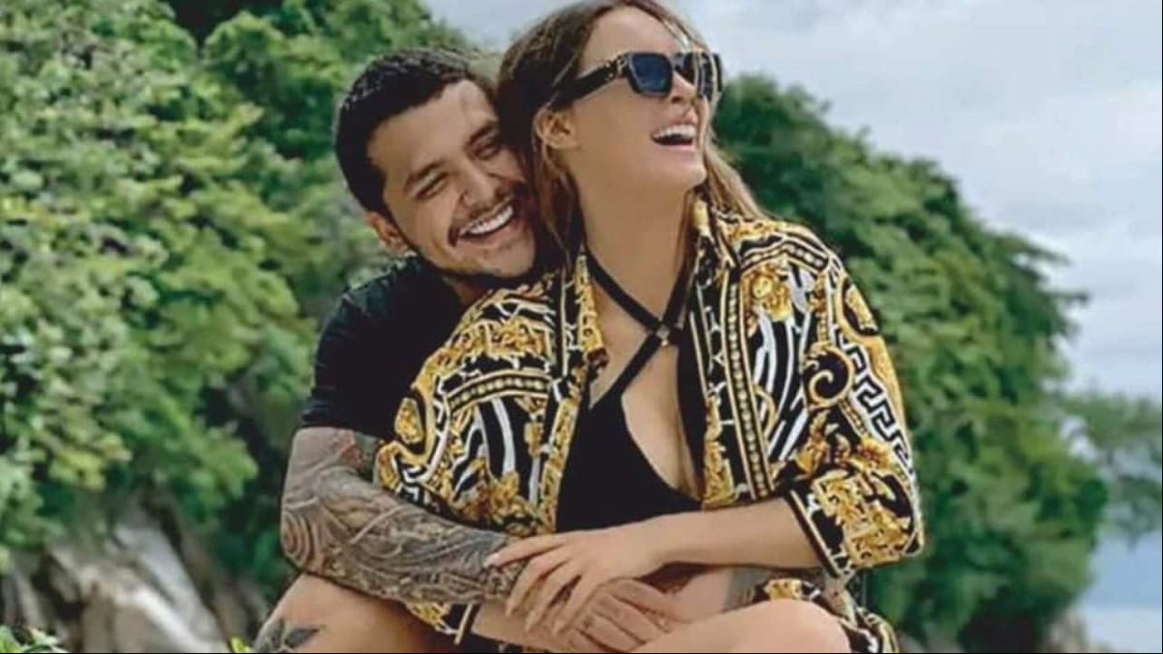 Christian Nodal exhibe a Belinda al natural, despeinada y con la cara llena de tatuajes