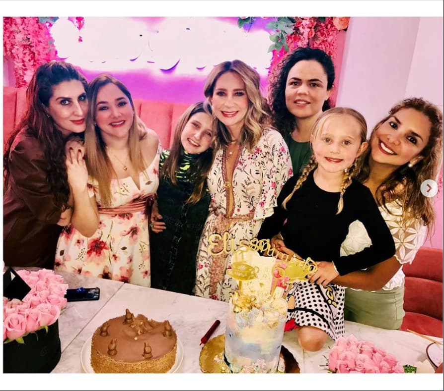 Con motivo de sus cumpleaños, Geraldine organizó una fiesta de té, cuya reunión se realizó en Isabella Café, el negocio de su amiga y también madrina de su hija menor, Sherlyn.