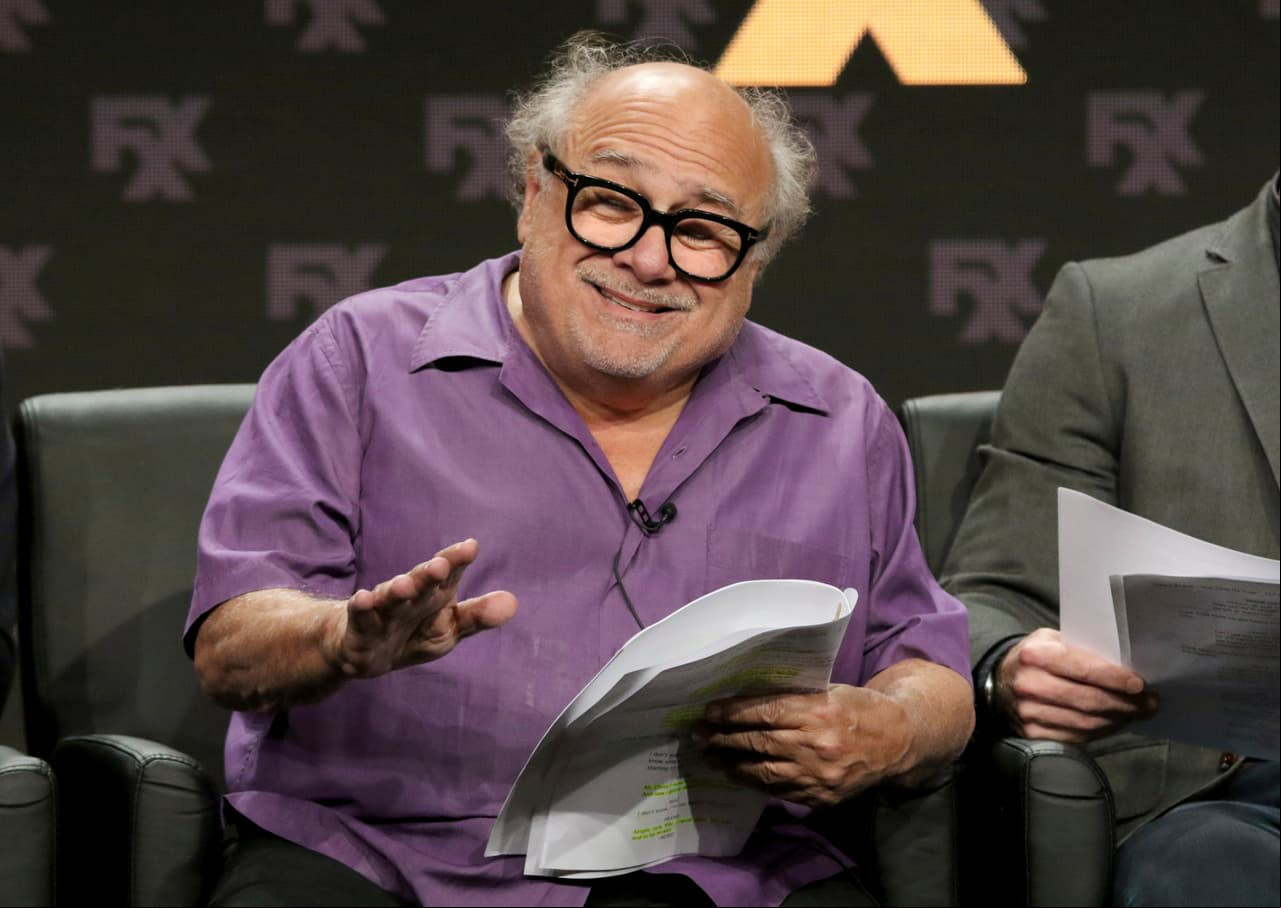 Danny DeVito sufre bochornosa caída en la presentación de 'Dumbo'