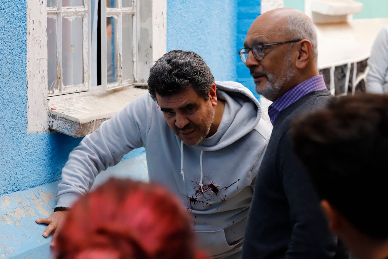 El director de escena le da instrucciones al actor de cómo aventarse en el momento de los disparos.