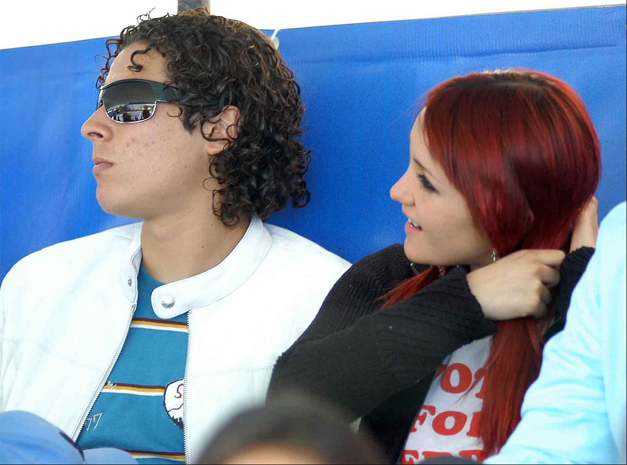 DULCE MARÍA Y MEMO OCHOA: El futbolista conoció a la actriz en 2005 y comenzaron un romance que apenas duró unos meses, en los cuales aparecían felices en diversos eventos, incluso, la cantante le dedicó varias canciones durante el tour con el extinto grupo RBD, pero dicha relación no trascendió, según Dulce, porque no tenían tiempo de verse por la carga de trabajo que tenían.
