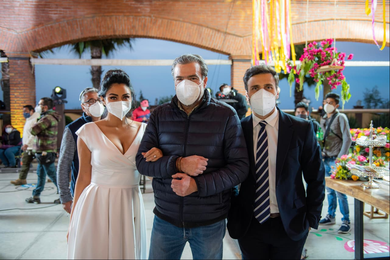 Aquí los 'novios', Claudia Martín y Carlos Ferro, posan con el productor Carlos Moreno.