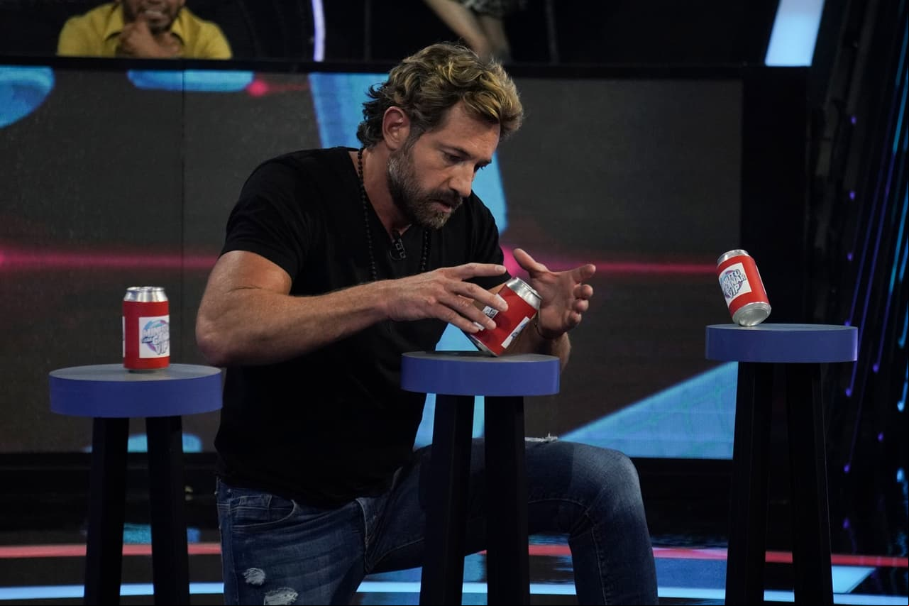 En ‘Sed de equilibrio’ logró balancear tres latas de refresco desde su orilla más desbalanceada.