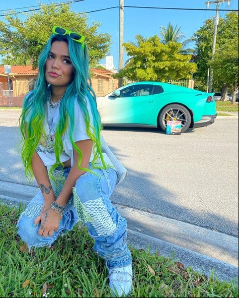 Fan de Karol G se tatúa su nombre en el rostro e impacta a TikTok