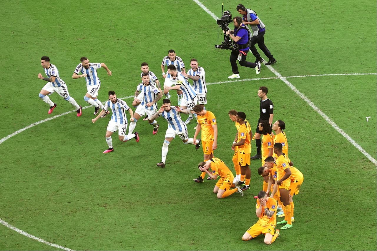 Argentina y Holanda se enfrentaron en tiempos extra y definieron en tanda de penaltis el pase a las semifinales donde la albiceleste consigue el boleto mientras que los Paises Bajos se convierten en el primer equipo que los pamperos eliminan en instancia de tiros de castigo.