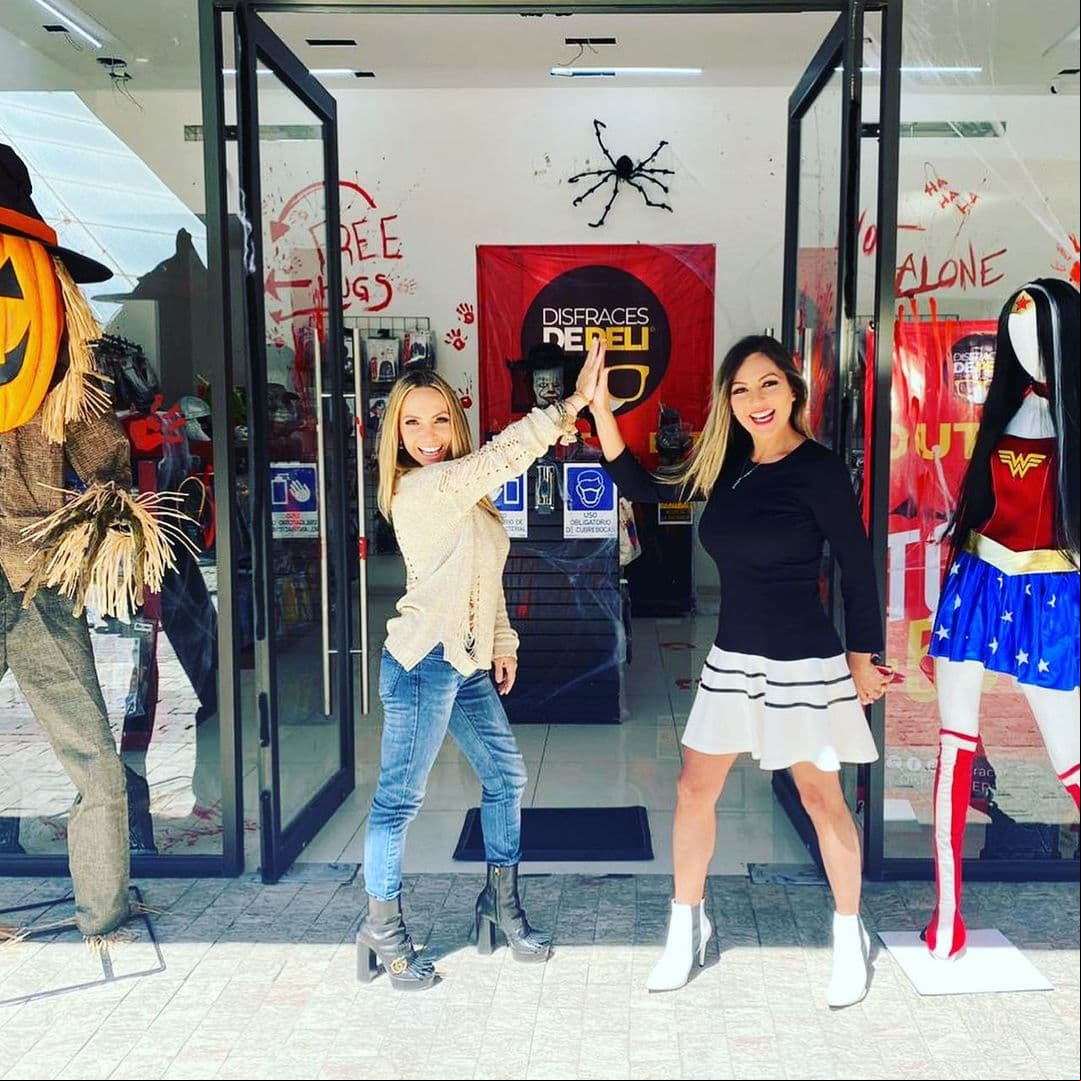 Ya como una mujer divorciada emprendió su carrera como empresaria junto a su amiga y compañera Erika Zaba, con quien lanzó ‘Disfraces de Peli’.