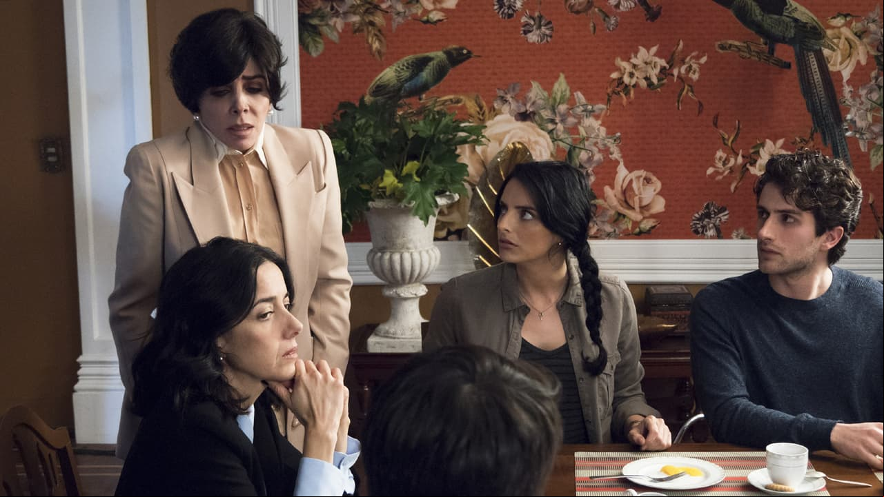 El patriarca se da cuenta que su amante de mucho tiempo ha muerto y decide llevar a sus hijos a su hogar junto a su esposa y familia actual, quienes no sabían de su existencia (FOTO: Netflix)