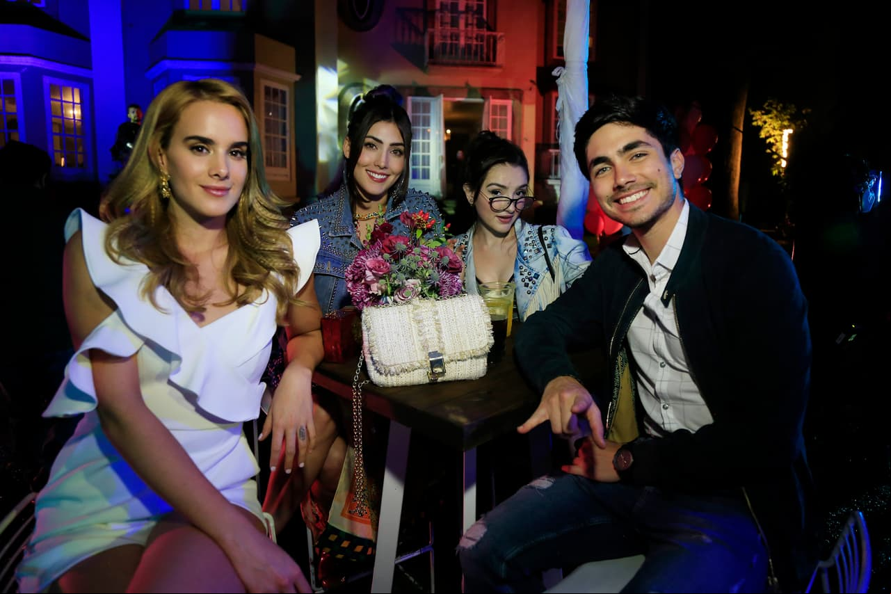 Gala Montes, Daniela Álvarez, Elaine Haro y Sian Chiong posaron para la cámara de Las Estrellas durante las grabaciones de la escena.