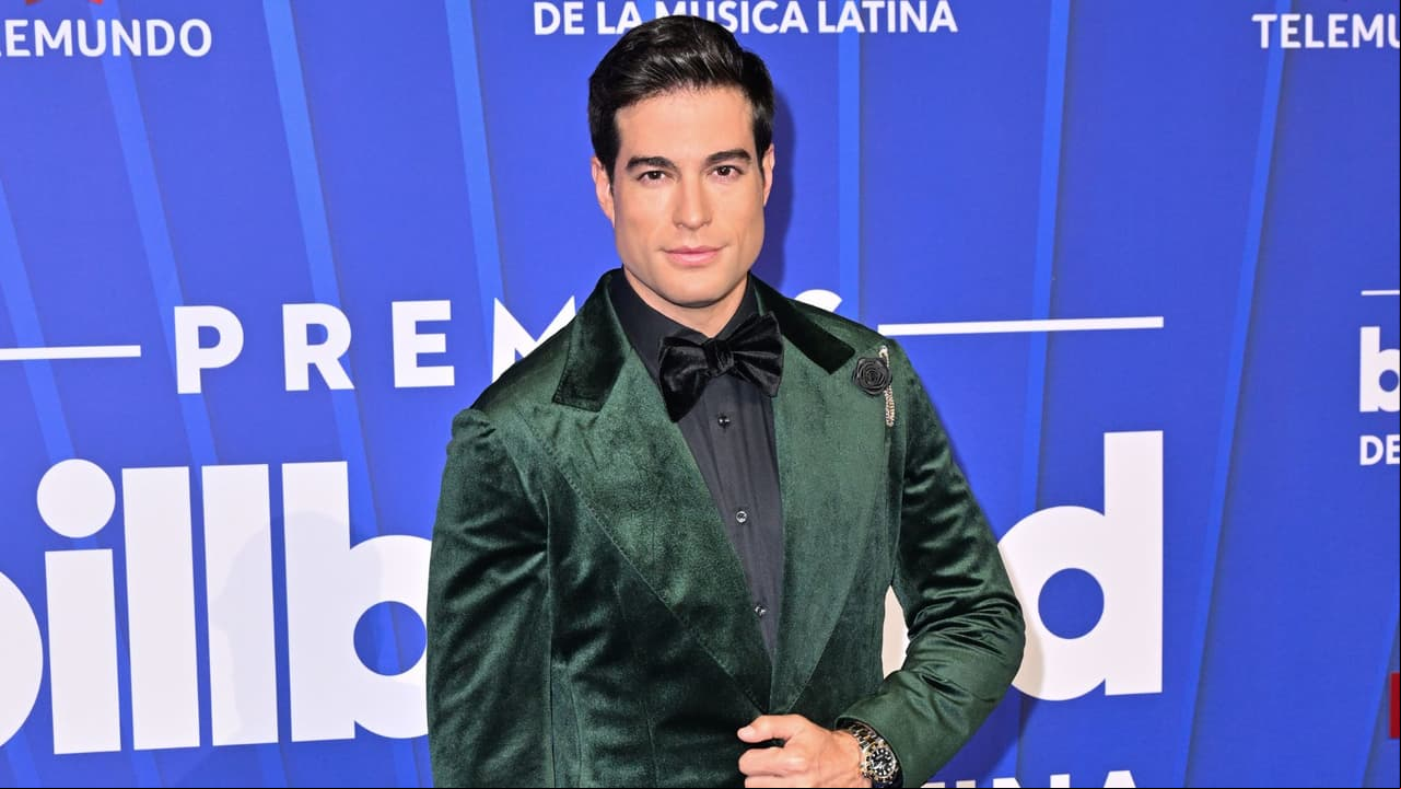 Danilo Carrera posa junto a su novia por primera vez en alfombra roja: “Poco a poco irán viendo más fotos”
