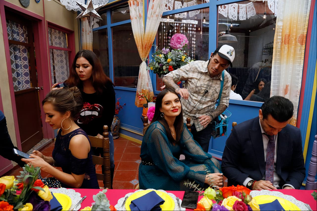 Jessica Díaz, Lucía Silva y Alejandro Ávila esperando el llamado para grabar sus escenas.