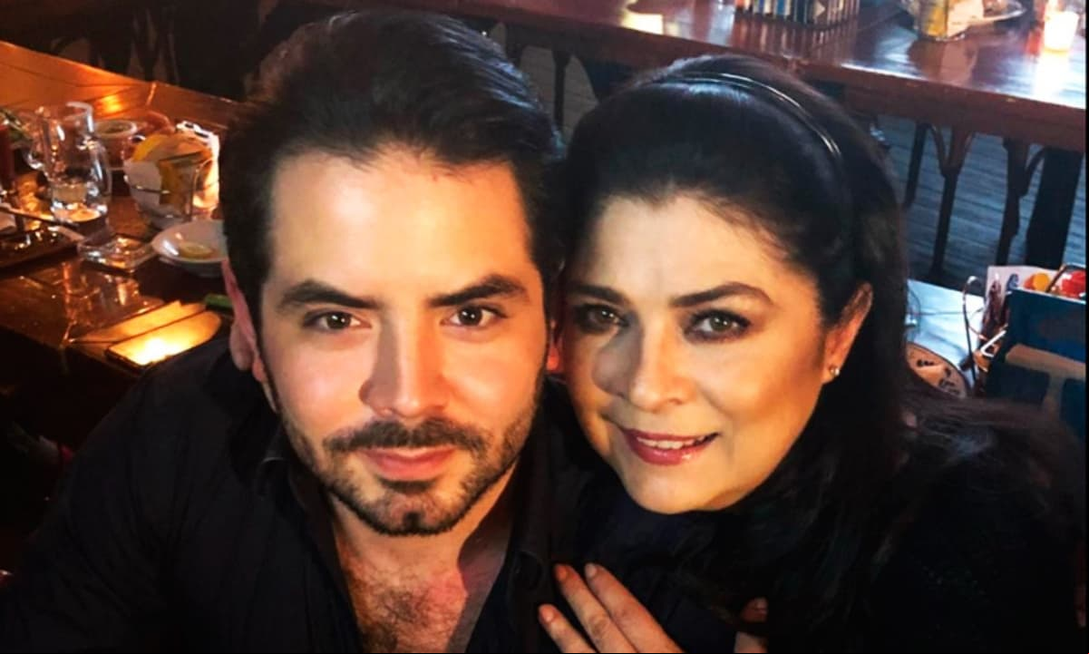 Aunque muchos afirman que José Eduardo Derbez tiene más rasgos físicos con Eugenio Derbez, algunas fotos demuestran que heredó la belleza de Victoria Ruffo.