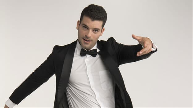 Adrián Di Monte tiene problemas al bailar "quebradita"