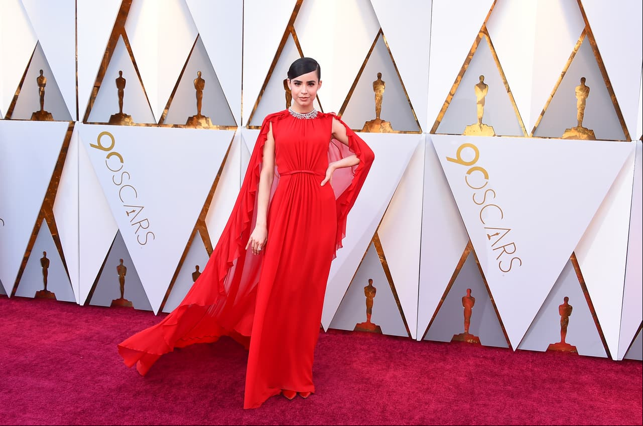 Sofia Carson fue una de las primeras en llegar con un atuendo rojo despampanante.