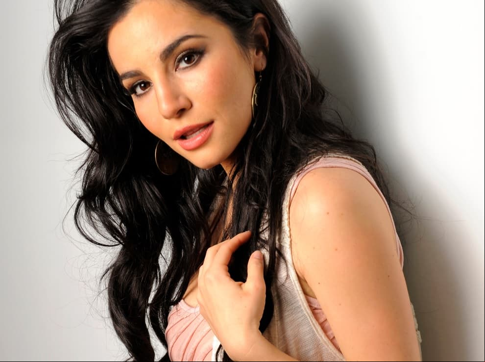 Martha Higareda protagoniza desnudo en serie de televisión