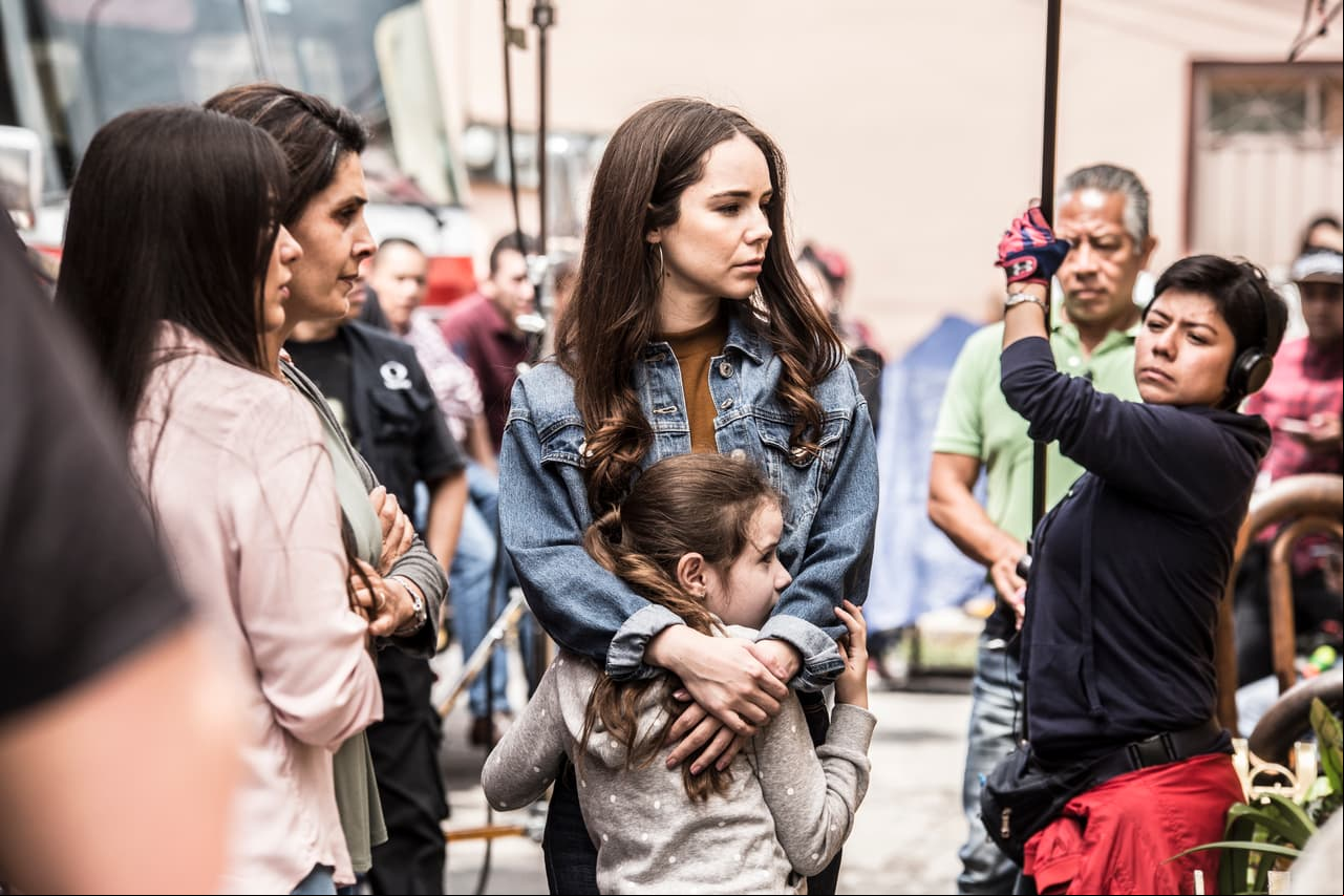 Aquí Tania Lizardo, Mayrín Villanueva, Camila Sodi y Valery Saís detrás de cámaras del incendio.