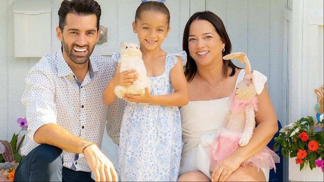 Hija de Adamari López enternece al aparecer rezando y pidiendo por sus papás
