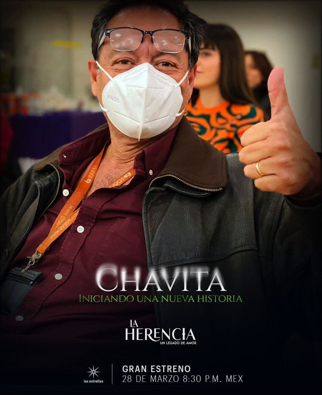 Roberto Blandón saluda a la cámara de Las Estrellas mientras prepara a 'Chavita'.