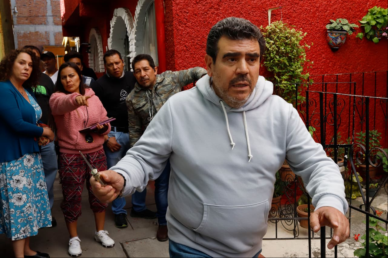 Sergio Reynoso, quien da vida al Bacalao, ensaya la escena en la que se despide para siempre de su querido personaje.