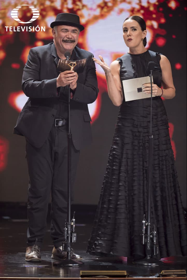 Jesús Ochoa y Alejandra Barros, otra pareja de negro, pero muy guapos.