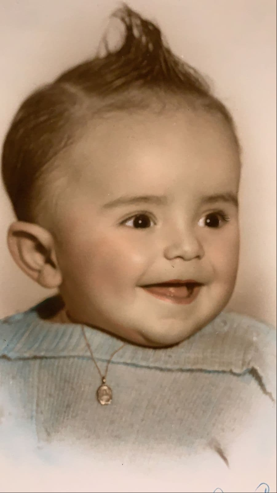 Esta fotografía lo muestra en su más tierna infancia, cuando aún era un bebé.