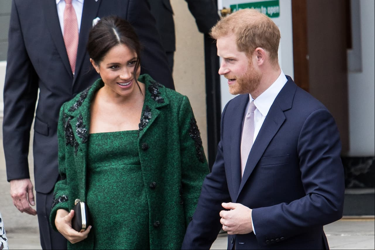 Durante la visita oficial de los Duques de Sussex a Australia, la cuenta oficial del Palacio de Kensington emitió un comunicado revelando el embarazo de Markle.