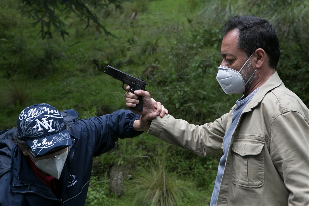El actor Roberto Blandón ensaya con el equipo de producción la peligrosa escena.