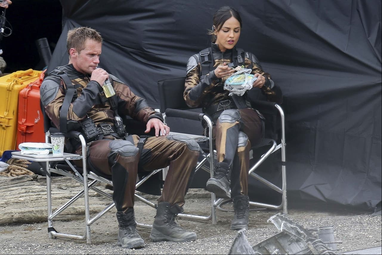 Alexander Skarsgård y Eiza González en la filmación de su nueva película