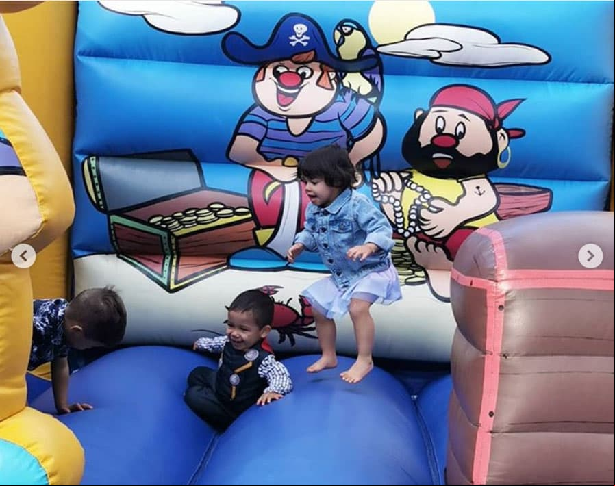 Además de las golosinas, los invitados pudieron disfrutar de un inflable de piratas.