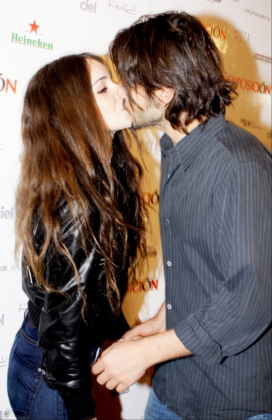 Gracias a la química que surgió entre ellos, Camila Sodi y Diego Luna iniciaron un romance, sin embargo, no hablaron del tema hasta mayo de 2007, cuando fueron captados besándose en Cannes, Francia.