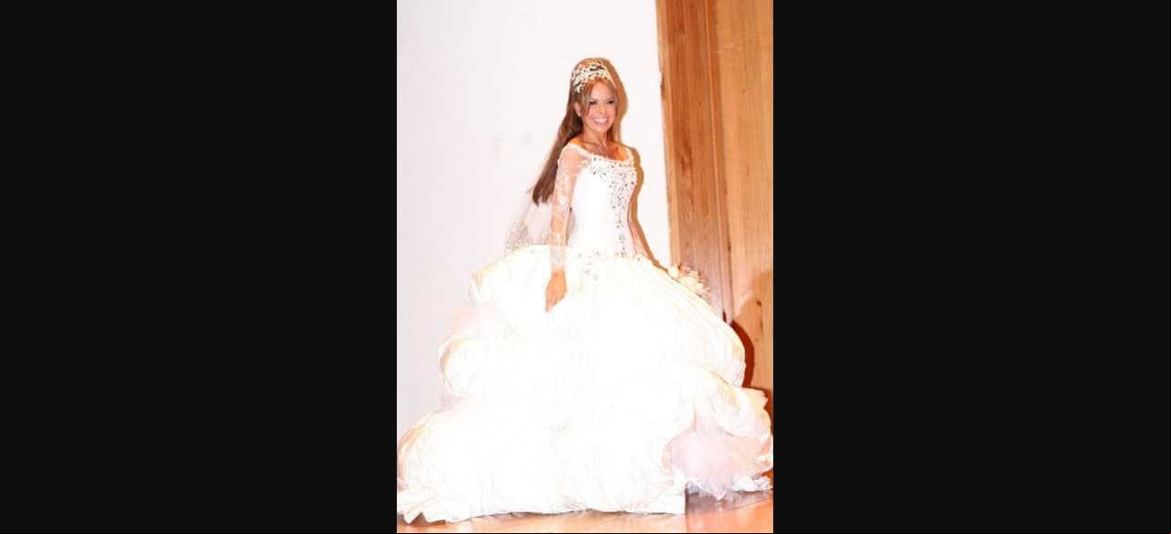 Gloria Trevi siguió los pasos de Thalía y en diciembre de 2009 en su boda con Armando Gómez deslumbró con un vestido de Gustavo Matta. El diseño era de seda sa, contó con cientos de cristales Swarovski bordados a mano, encaje y una cauda de 12 metros.