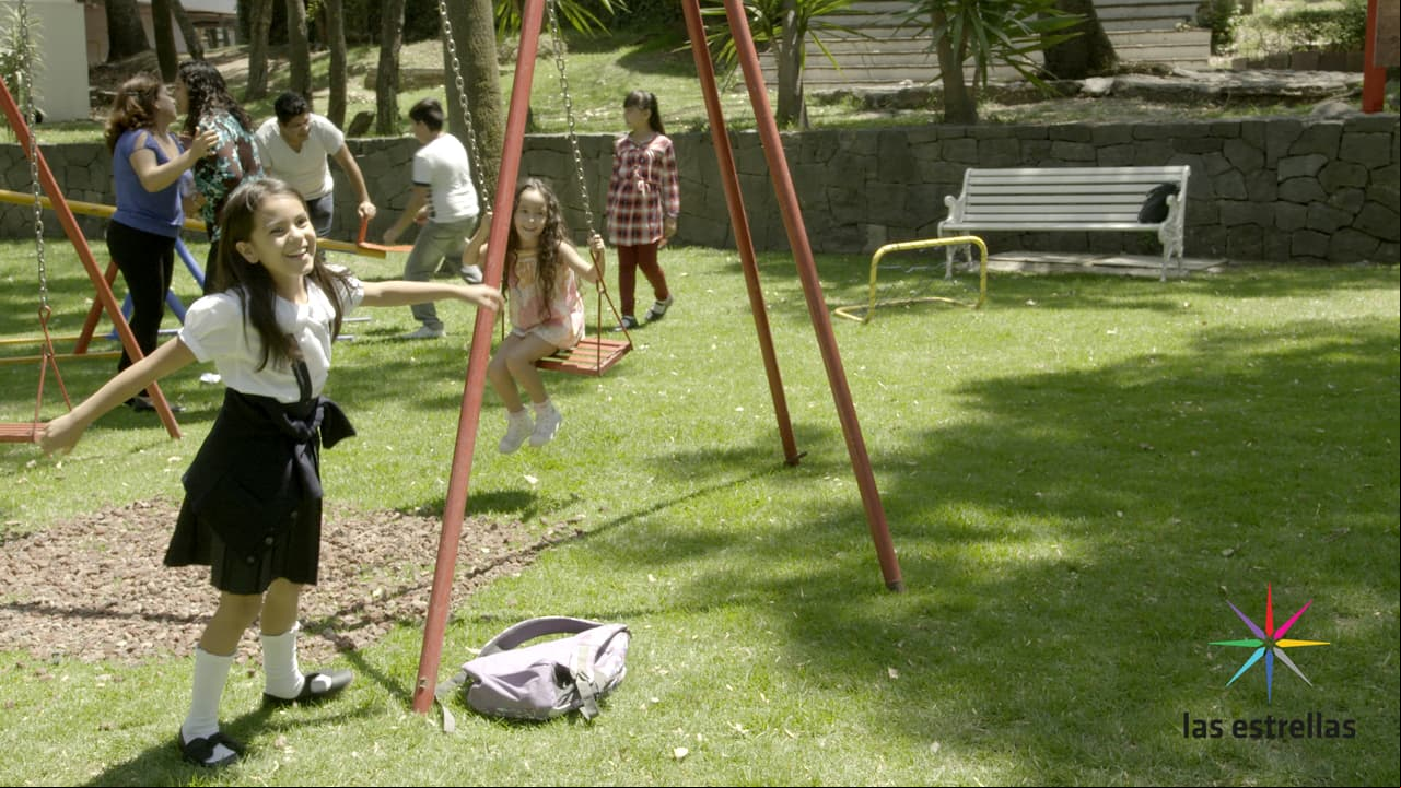 Lucero llega feliz de la escuela y lo único que quiere es abrazar a su hermanita Alicia.