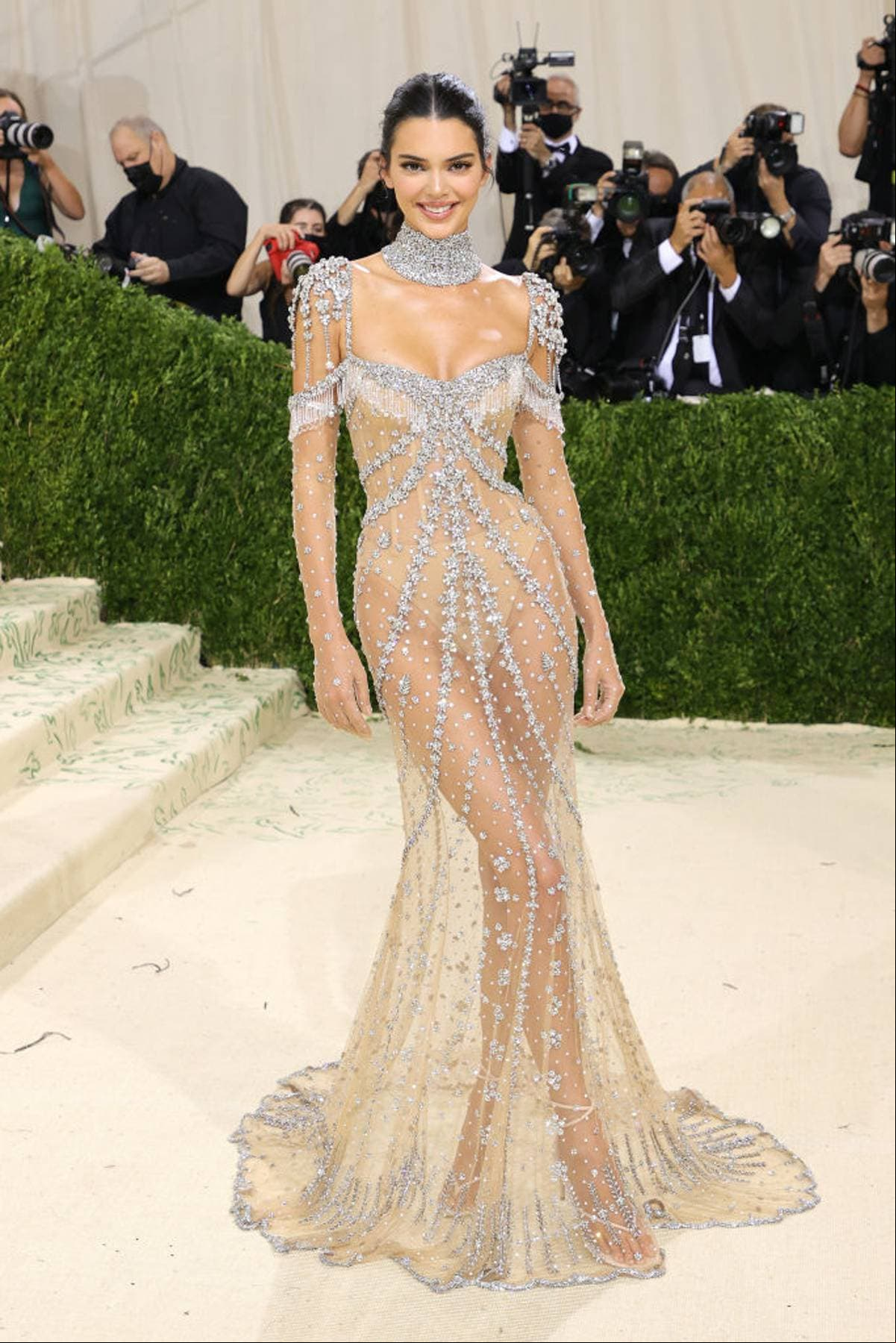 A diferencia de su media hermana, Kendall Jenner impactó con un modelo Givenchy con transparencias, el cual estuvo repleto de brillantes.