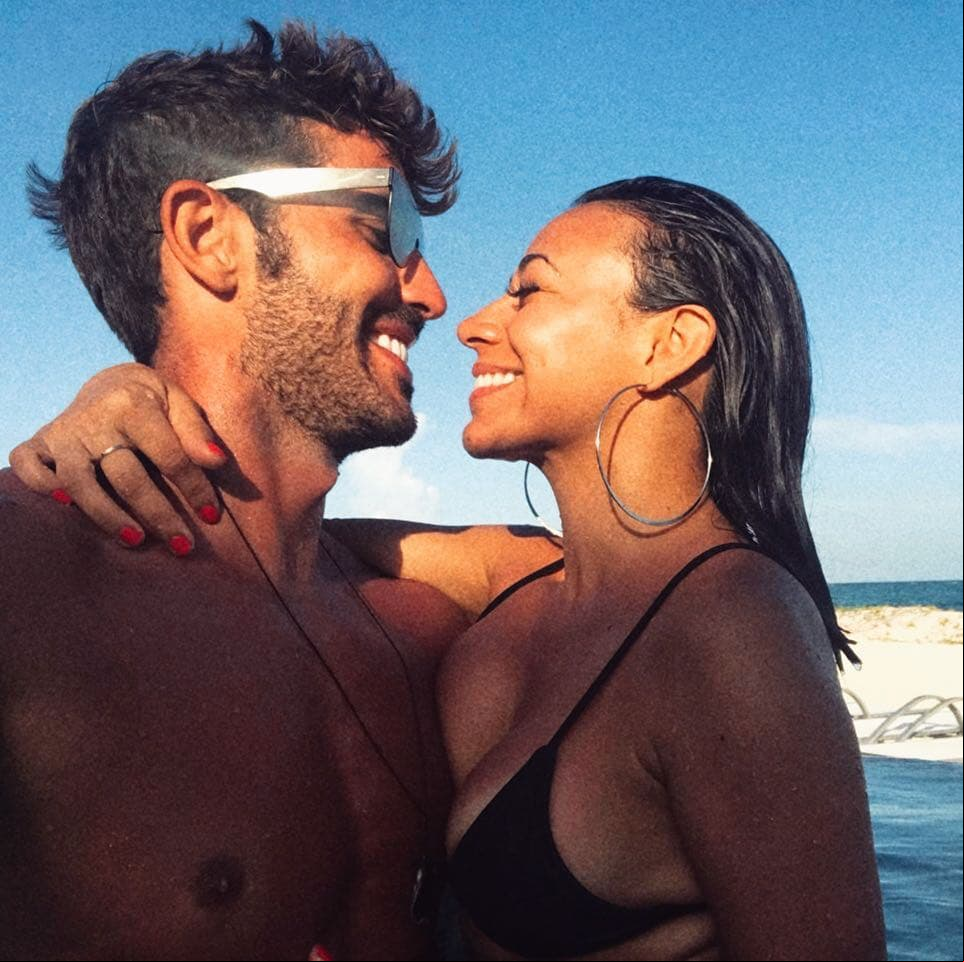 En junio de 2018, Pedro Prieto, conductor del programa ‘Hoy’, utilizó sus redes sociales para confirmar su romance con Jass Reyes, la vocalista de Playa Limbo.