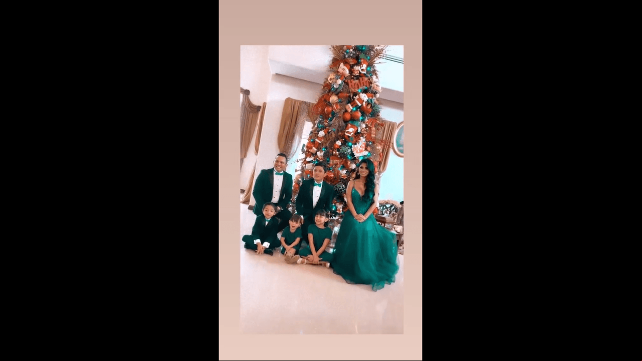 Después de mostrar la decoración navideña, Edwin Luna publicó en su perfil personal varias imágenes de la sesión fotográfica que realizaron en familia.