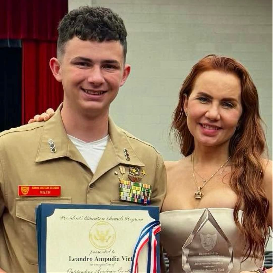 Hijo de Michelle Vieth se GRADÚA con honores militares