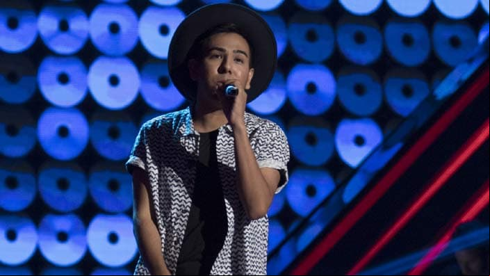 Emilio supera barreras con su voz