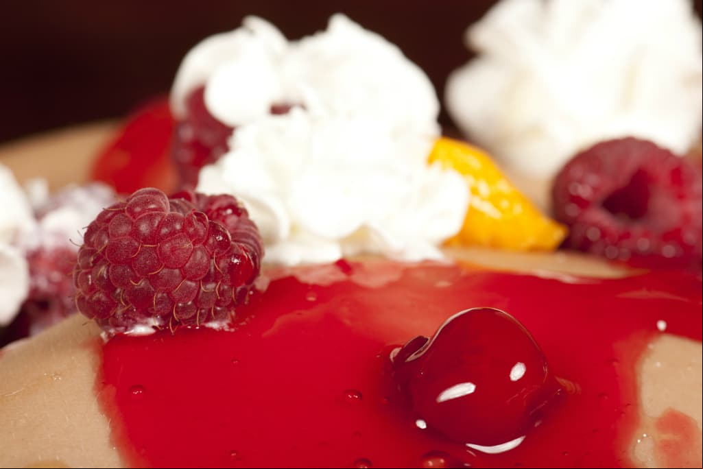 Crema batida con frutos. Además de tener buen sabor, se presta para que juegues con el cuerpo de tu pareja, el cual será el postre. El reto es comer todo solo con la boca.