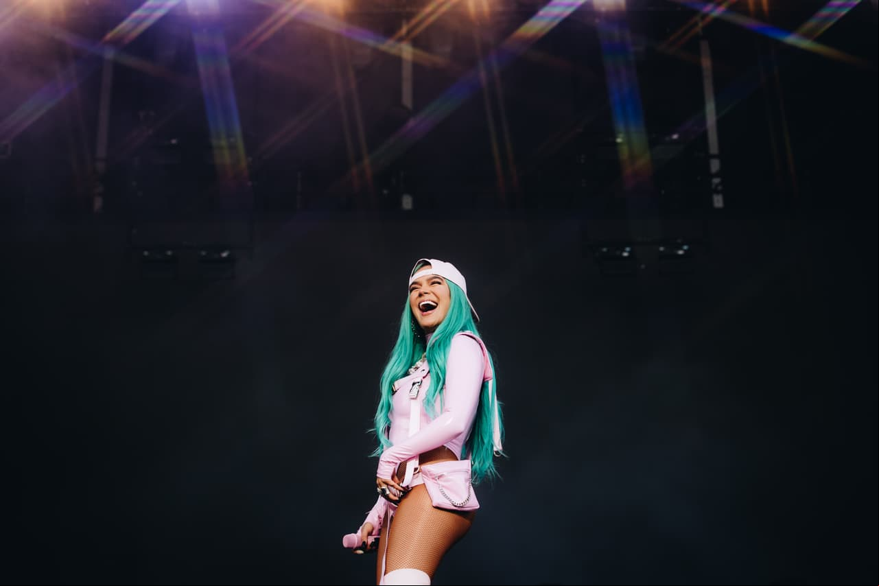 Karol G protagoniza portada sin maquillaje y manda poderoso mensaje