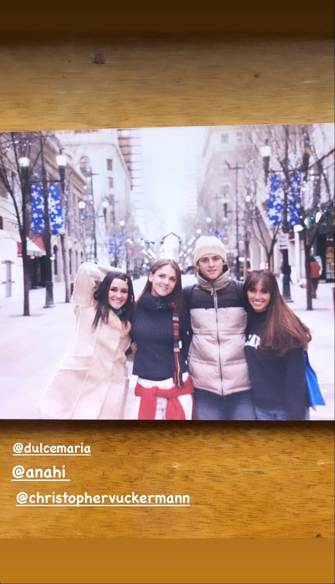 Sin embargo, lo que más llamó la atención es que en sus historias compartió una serie de fotografías inéditas con sus excompañeros de ‘Rebelde’, las cuales de inmediato tomaron relevancia en redes sociales.