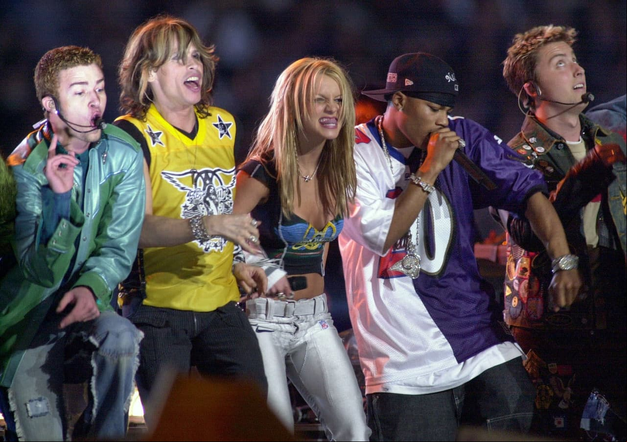 Uno de los más recordados, pues N'Sync abrió con su tema 'Bye, Bye, Bye', seguido de 'I Don't Wanna Miss a Thing' de Aerosmith. Posteriormente sonó 'It's Gonna Be Me' y, al final, Aerosmith junto con Britney Spears, Nelly y Mary J. Blige interpretaron 'Walk This Way'.