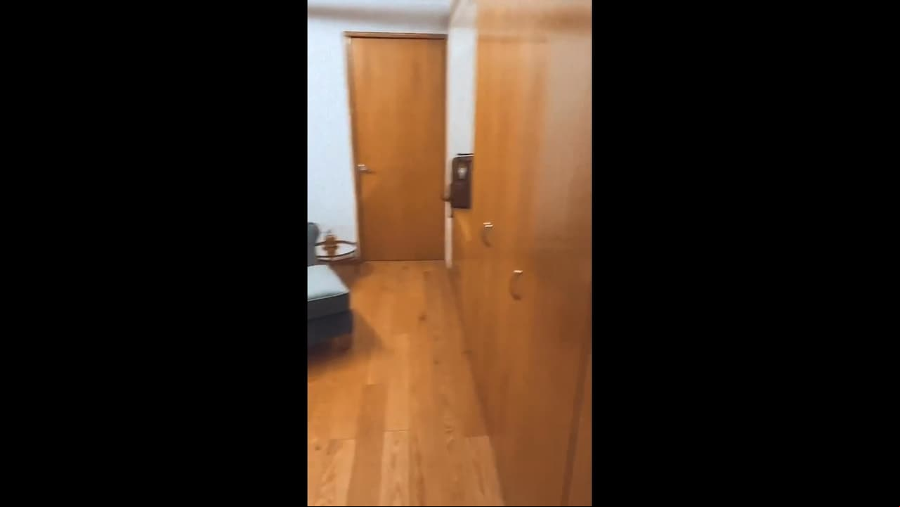 Tania Rincón dejó ver que justo a la entrada hay un amplio clóset de madera y algunos pasos después se encuentra la puerta al baño.